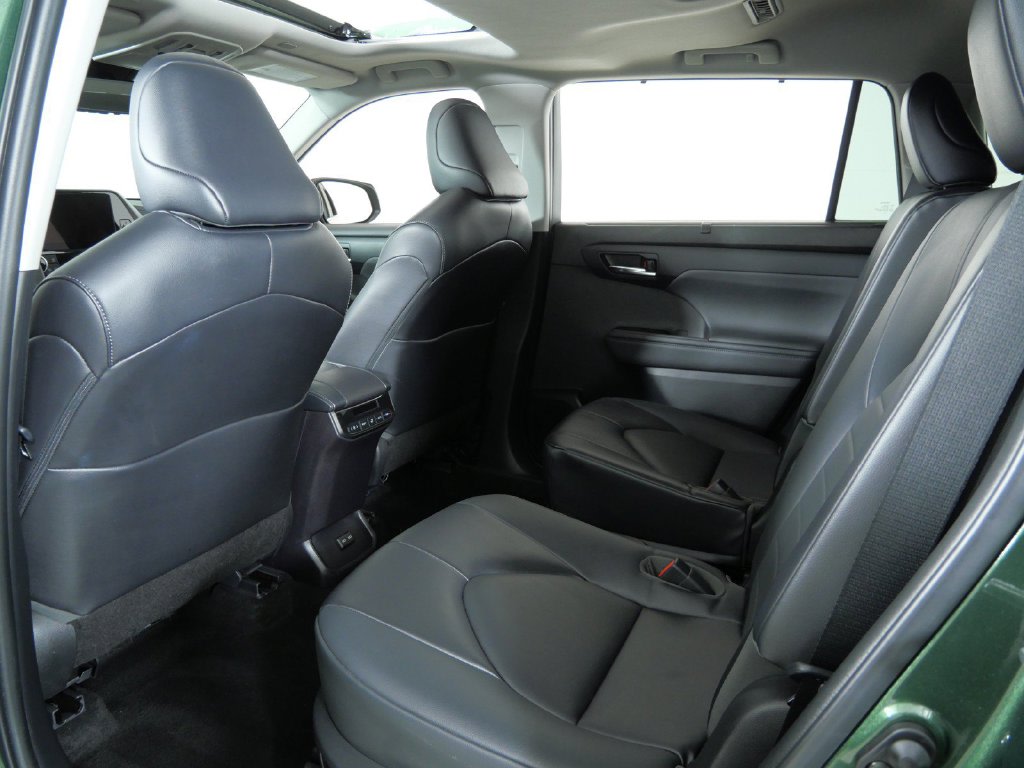 Thumbnail: 2023 Toyota Highlander - 34