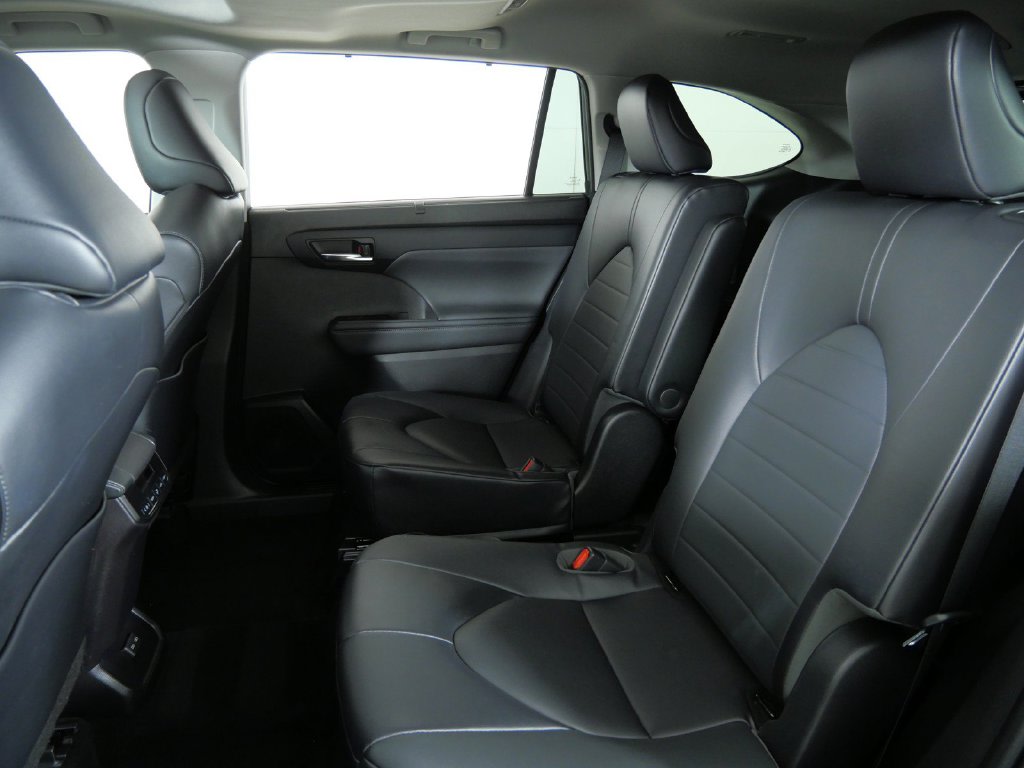 Thumbnail: 2023 Toyota Highlander - 35