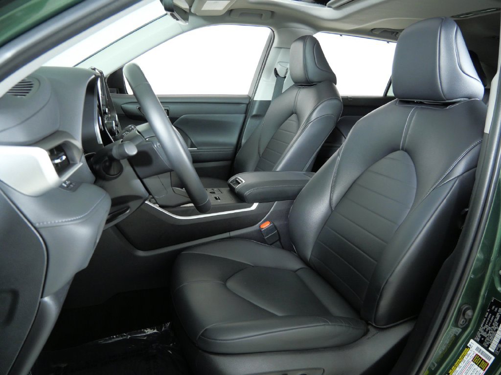 Thumbnail: 2023 Toyota Highlander - 38