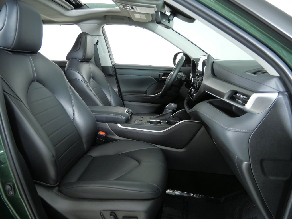 Thumbnail: 2023 Toyota Highlander - 9