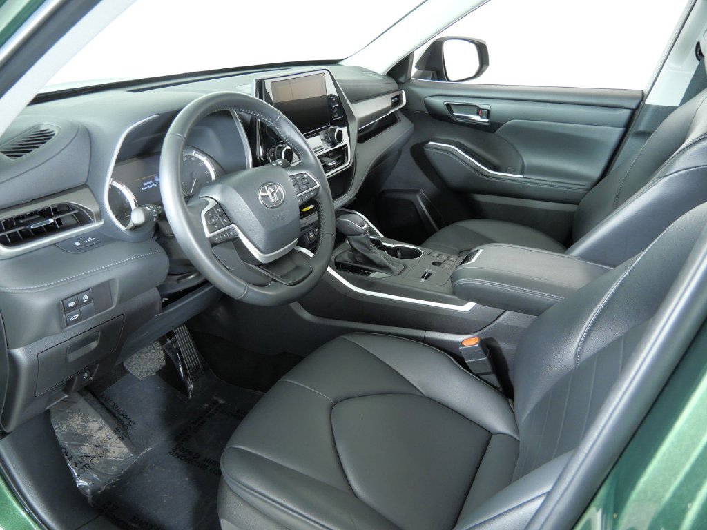 Thumbnail: 2023 Toyota Highlander - 37