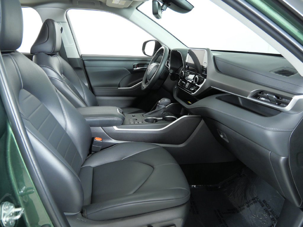 Thumbnail: 2023 Toyota Highlander - 8