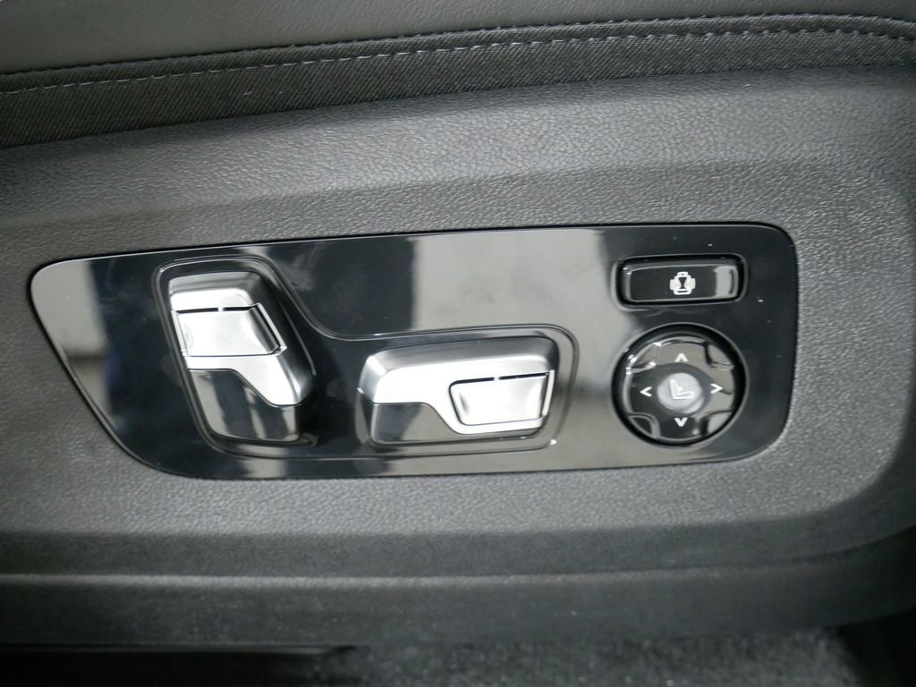 Thumbnail: 2026 BMW X7 - 30