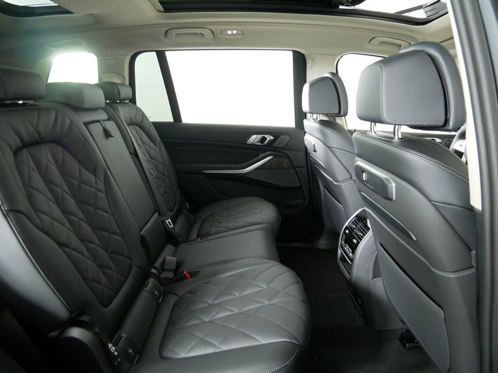 Thumbnail: 2026 BMW X7 - 31