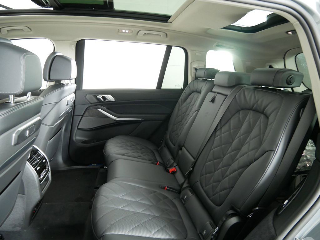 Thumbnail: 2026 BMW X7 - 36