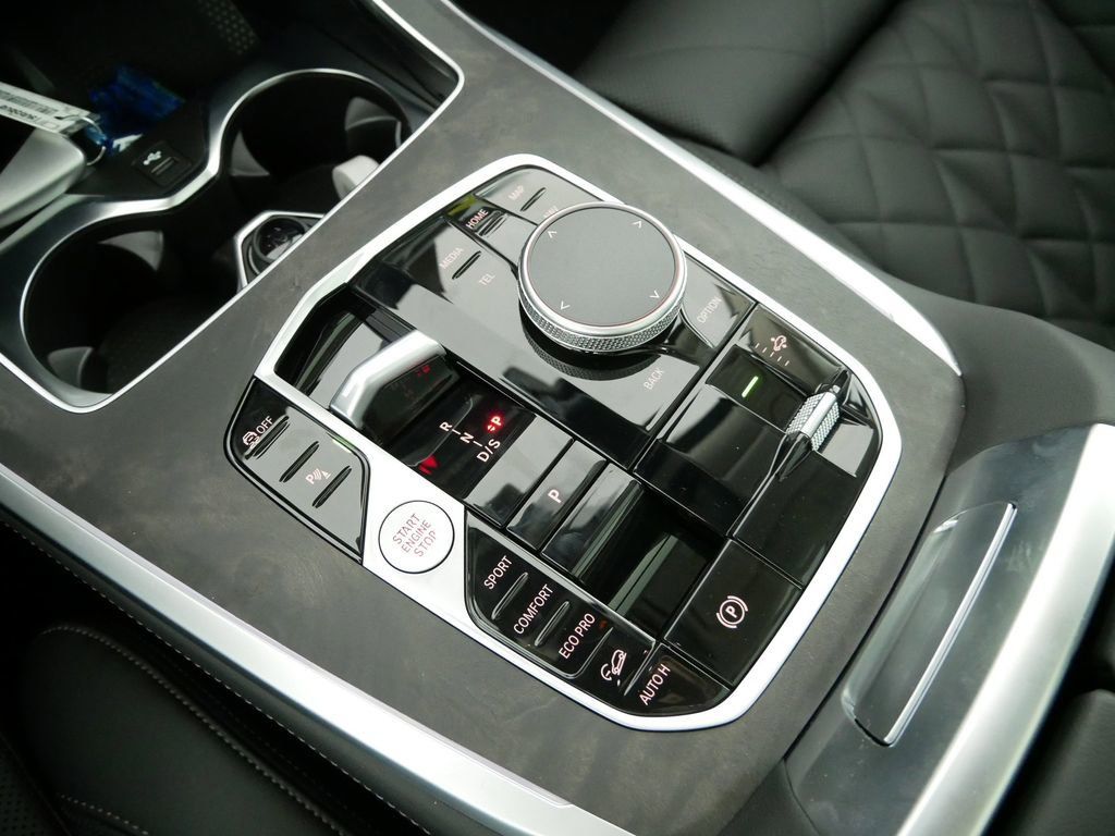 Thumbnail: 2026 BMW X7 - 14