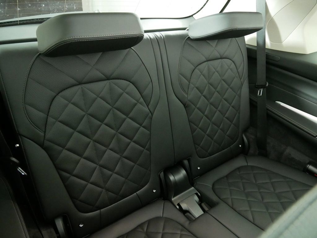 Thumbnail: 2026 BMW X7 - 32