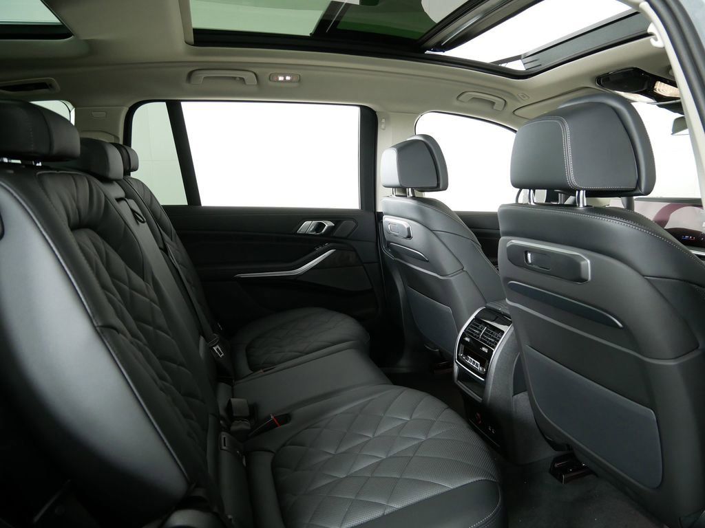 Thumbnail: 2026 BMW X7 - 12