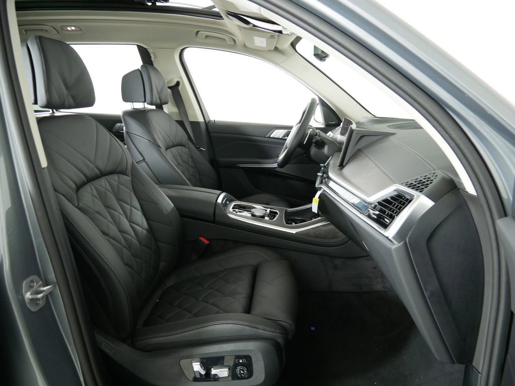 Thumbnail: 2026 BMW X7 - 11