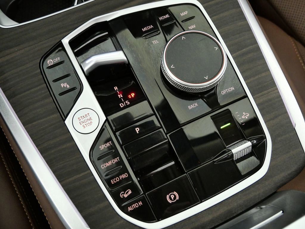 Thumbnail: 2026 BMW X7 - 13