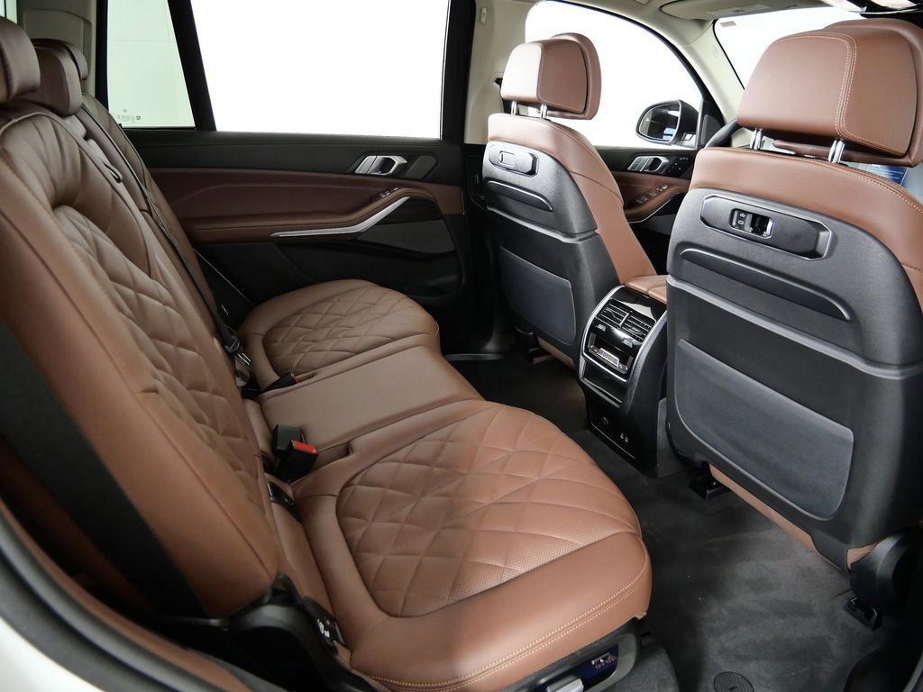 Thumbnail: 2026 BMW X7 - 11