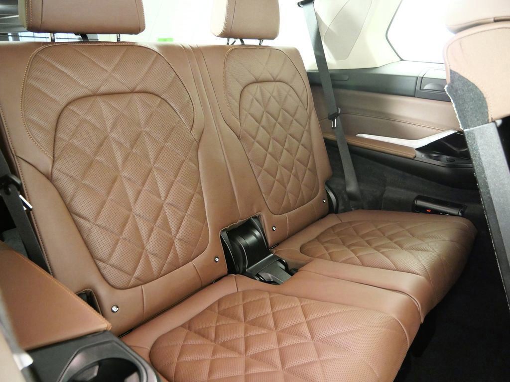 Thumbnail: 2026 BMW X7 - 32