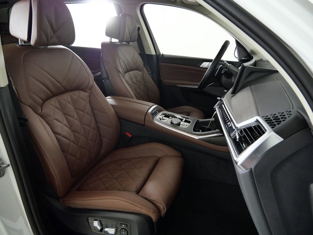 Thumbnail: 2026 BMW X7 - 10