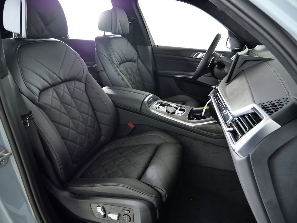 Thumbnail: 2026 BMW X7 - 10