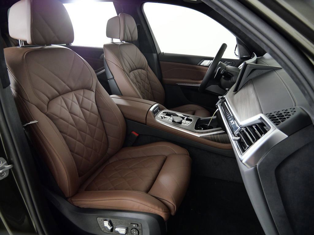 Thumbnail: 2026 BMW X7 - 9