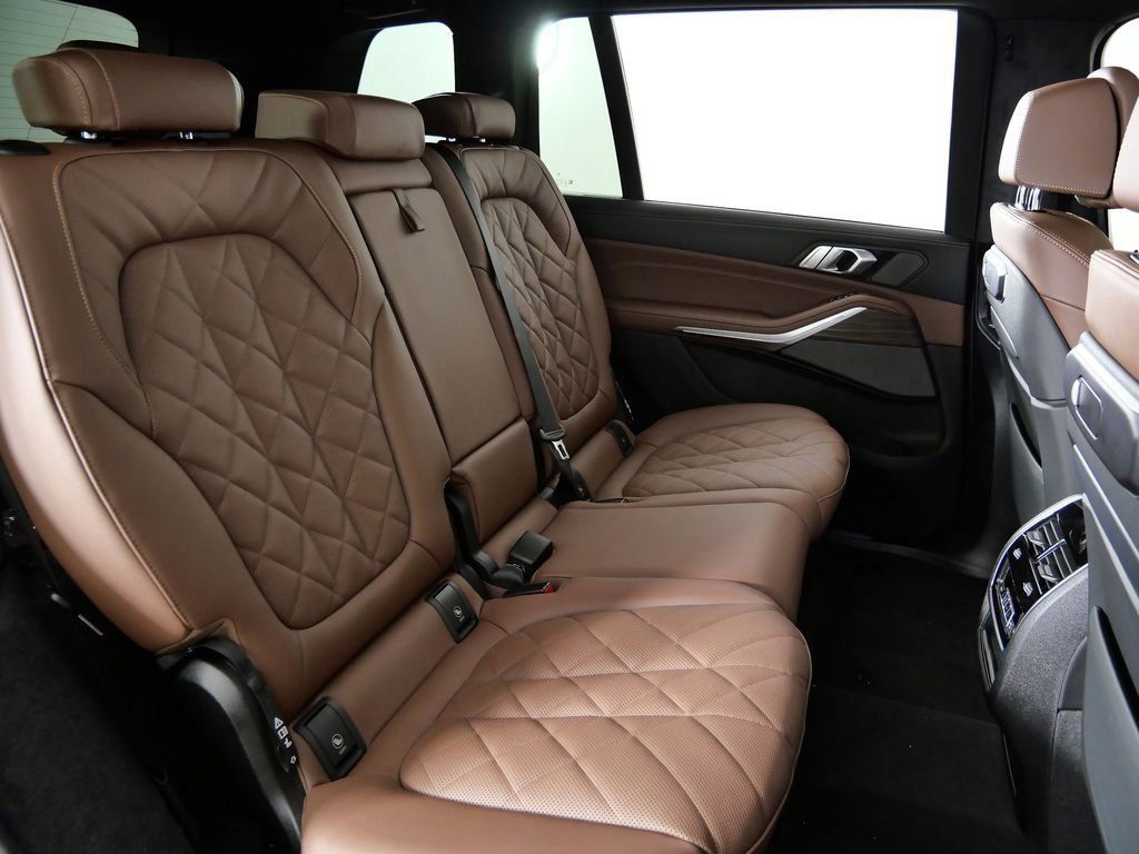 Thumbnail: 2026 BMW X7 - 32