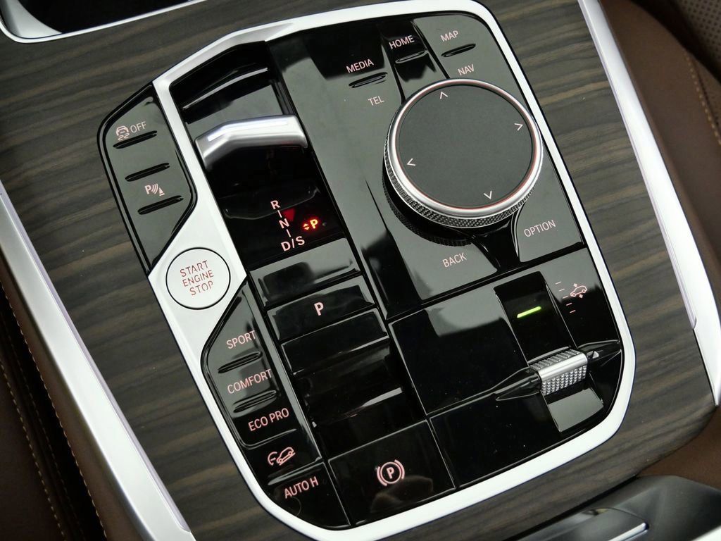 Thumbnail: 2026 BMW X7 - 12
