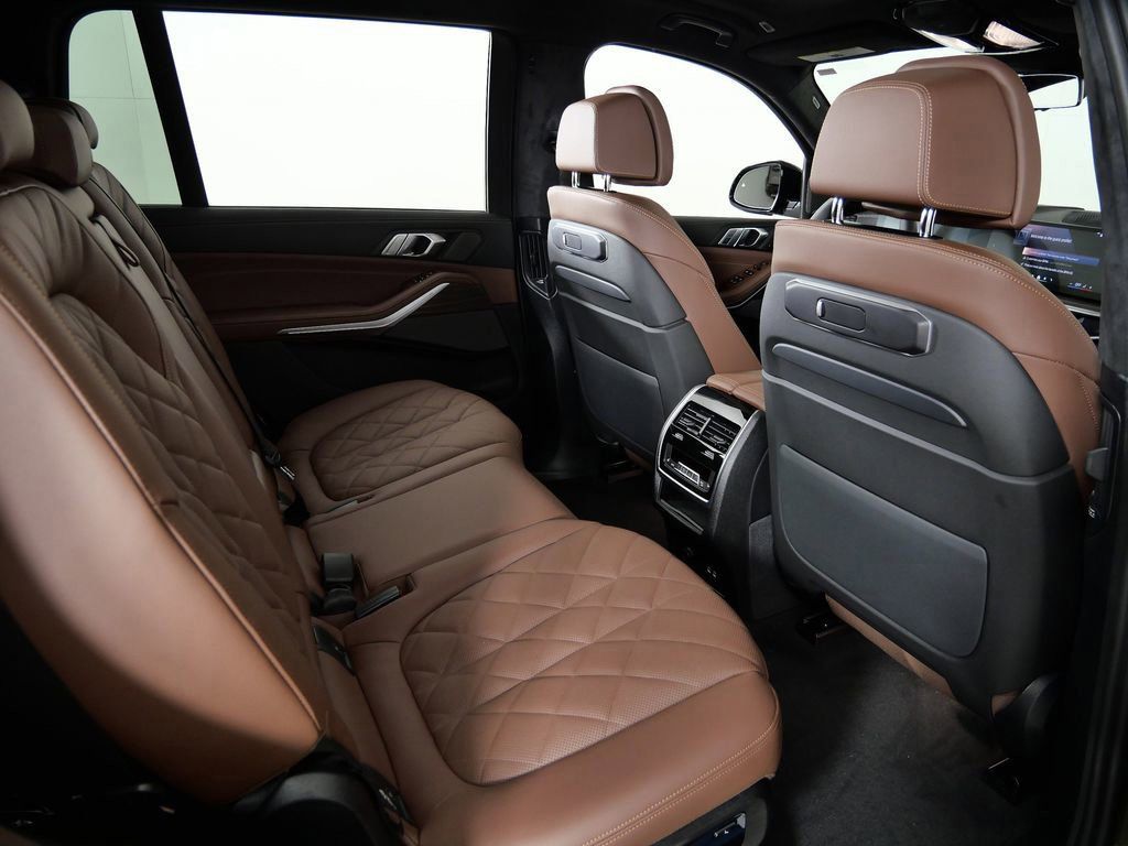 Thumbnail: 2026 BMW X7 - 10