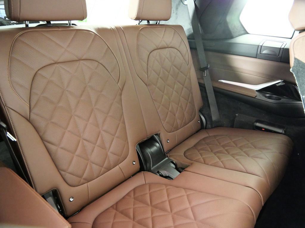 Thumbnail: 2026 BMW X7 - 33