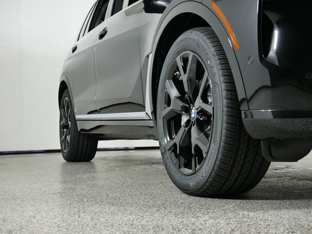 2025 BMW X7 xDrive40i 8