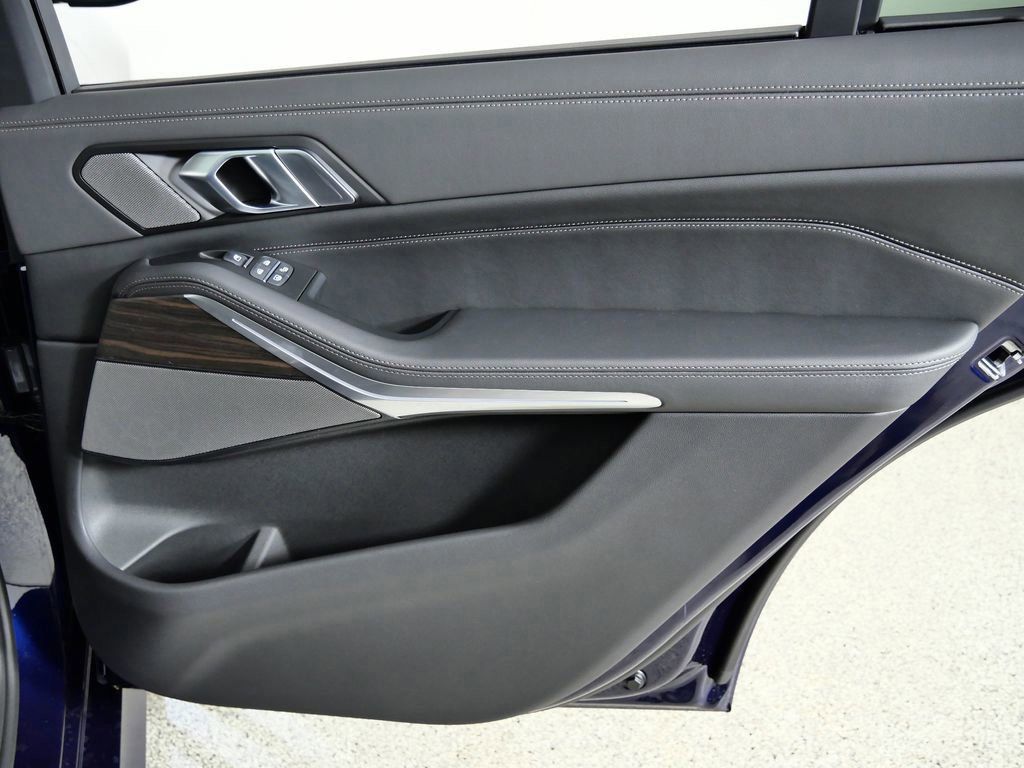 Thumbnail: 2026 BMW X7 - 33