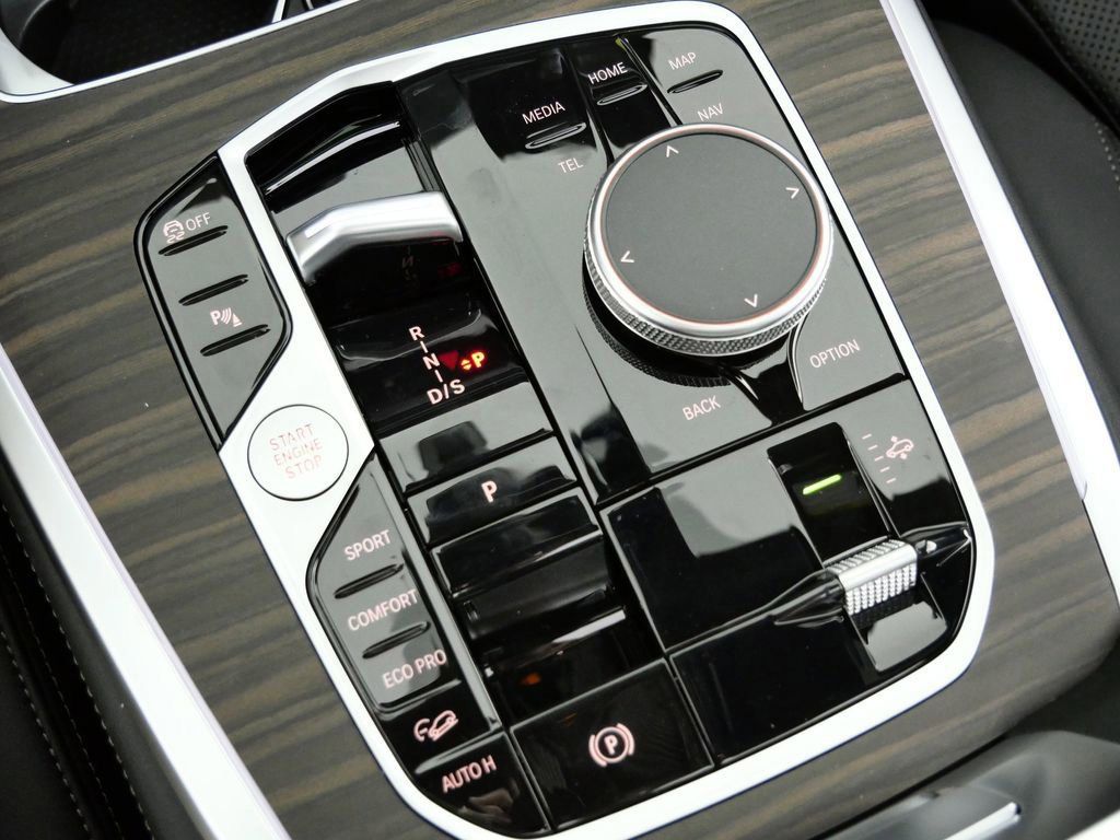Thumbnail: 2026 BMW X7 - 13