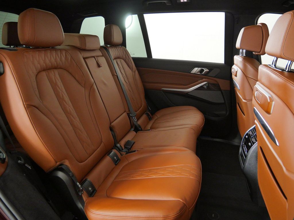 Thumbnail: 2027 BMW X7 - 32