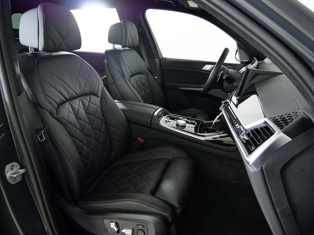 Thumbnail: 2026 BMW X7 - 10