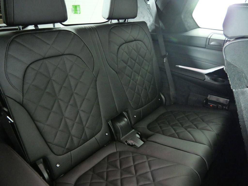 Thumbnail: 2026 BMW X7 - 32