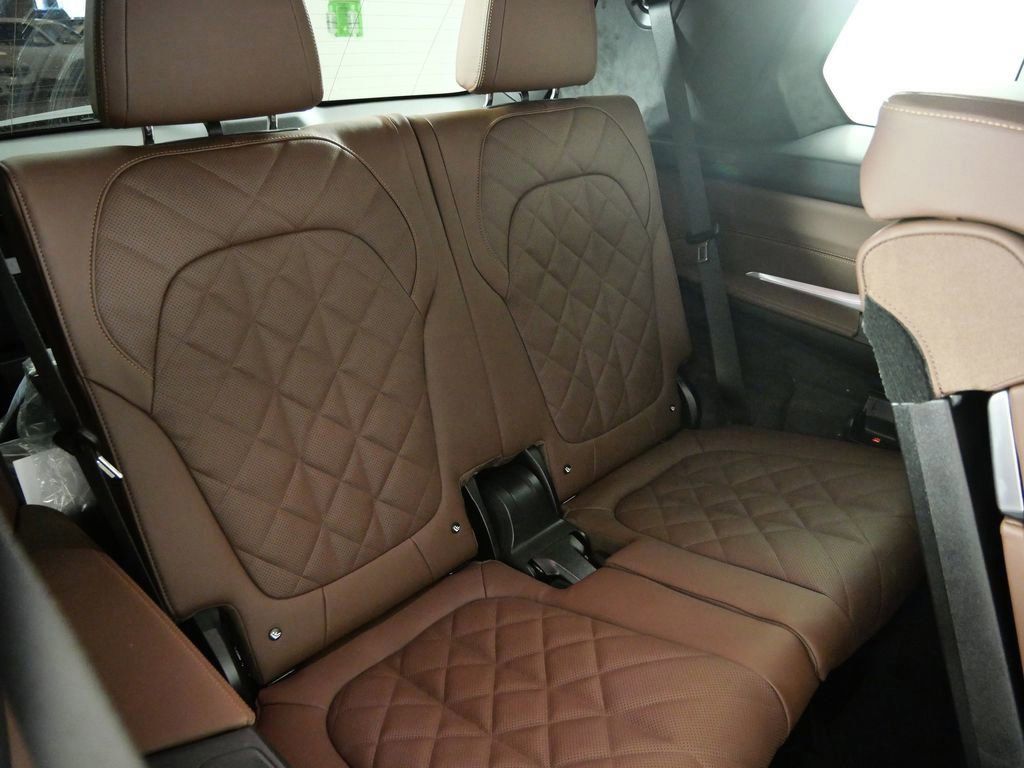Thumbnail: 2026 BMW X7 - 33
