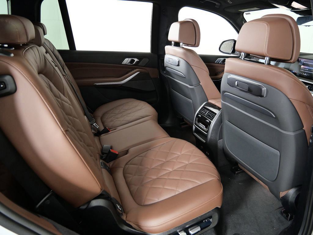 Thumbnail: 2026 BMW X7 - 11