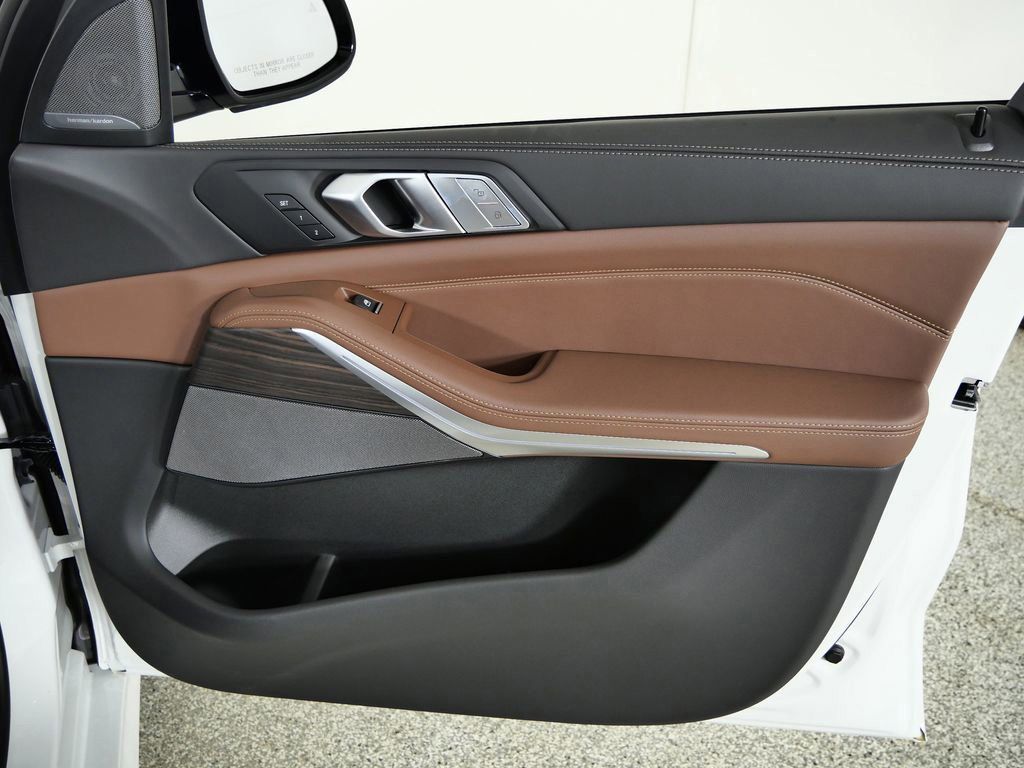 Thumbnail: 2026 BMW X7 - 27