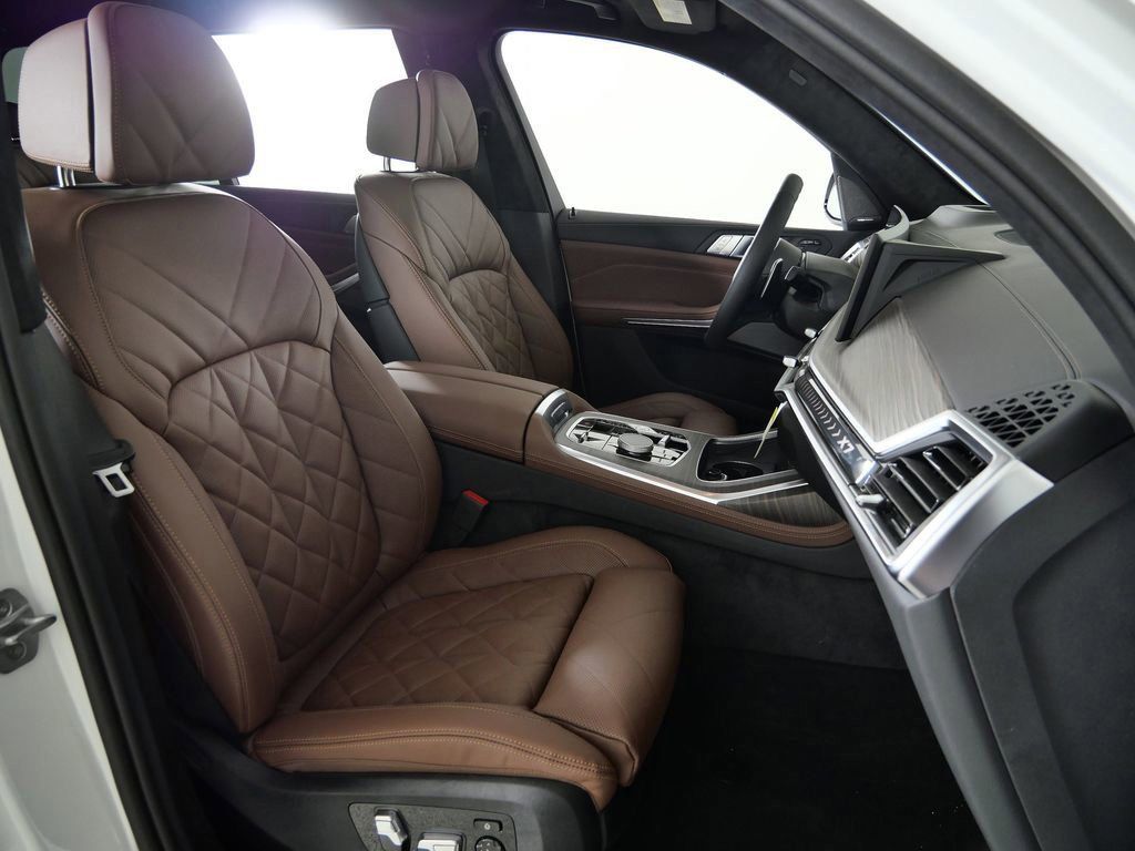 Thumbnail: 2026 BMW X7 - 10