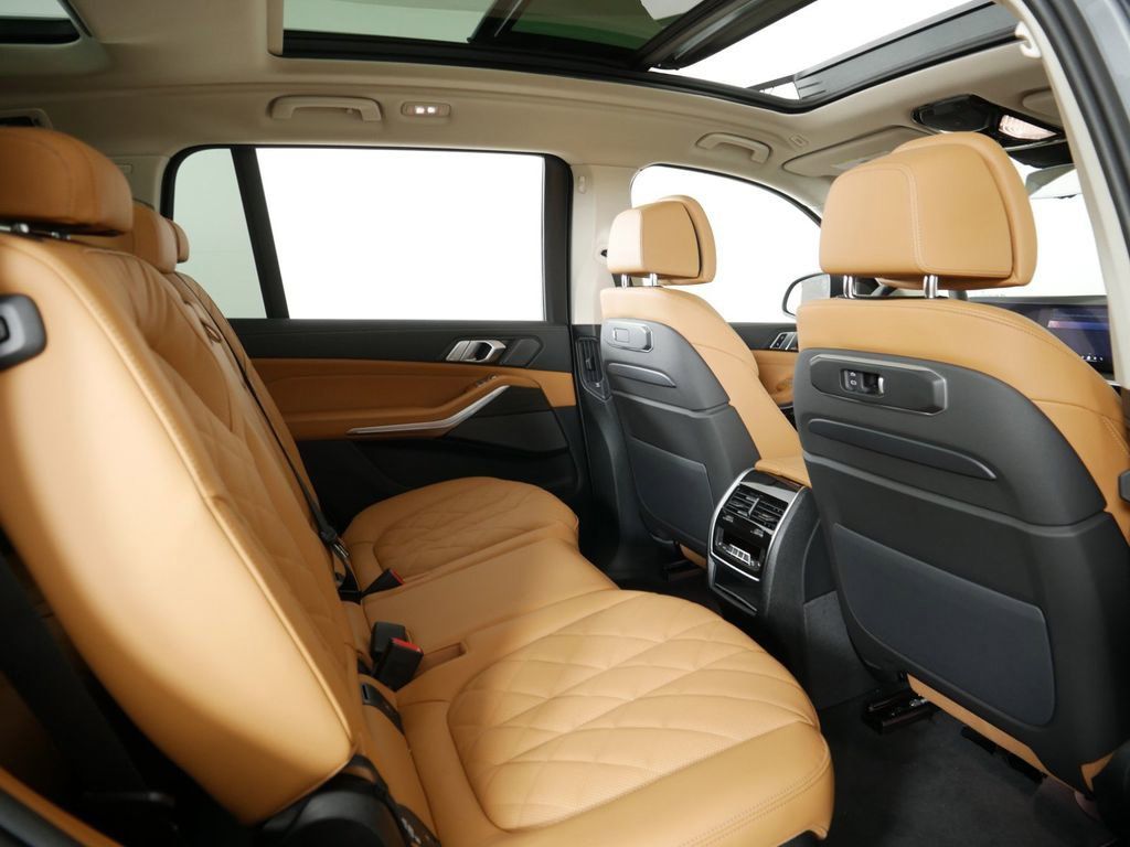 Thumbnail: 2025 BMW X7 - 12