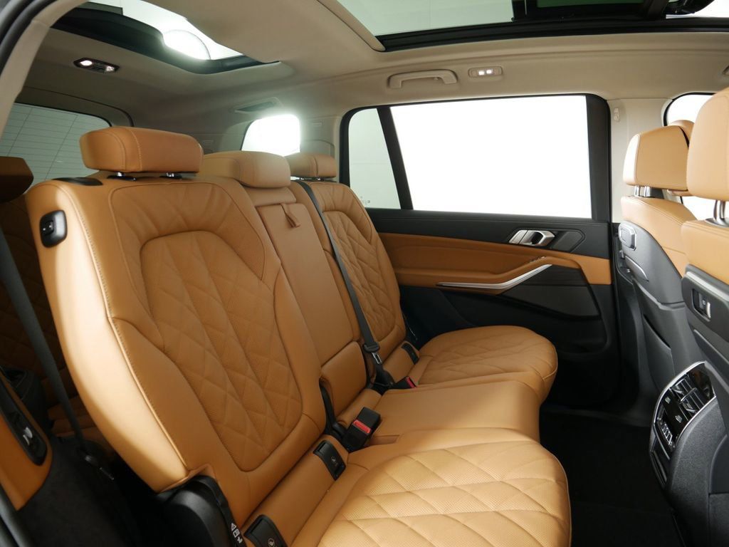 Thumbnail: 2025 BMW X7 - 29