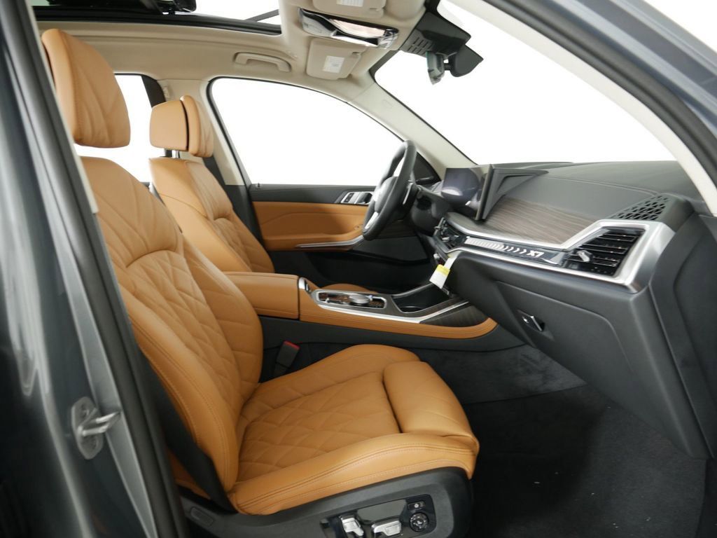 Thumbnail: 2025 BMW X7 - 10