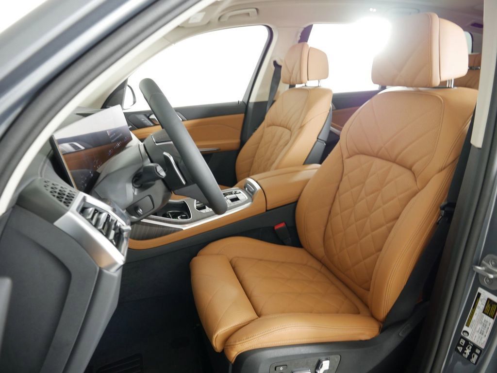 Thumbnail: 2025 BMW X7 - 37