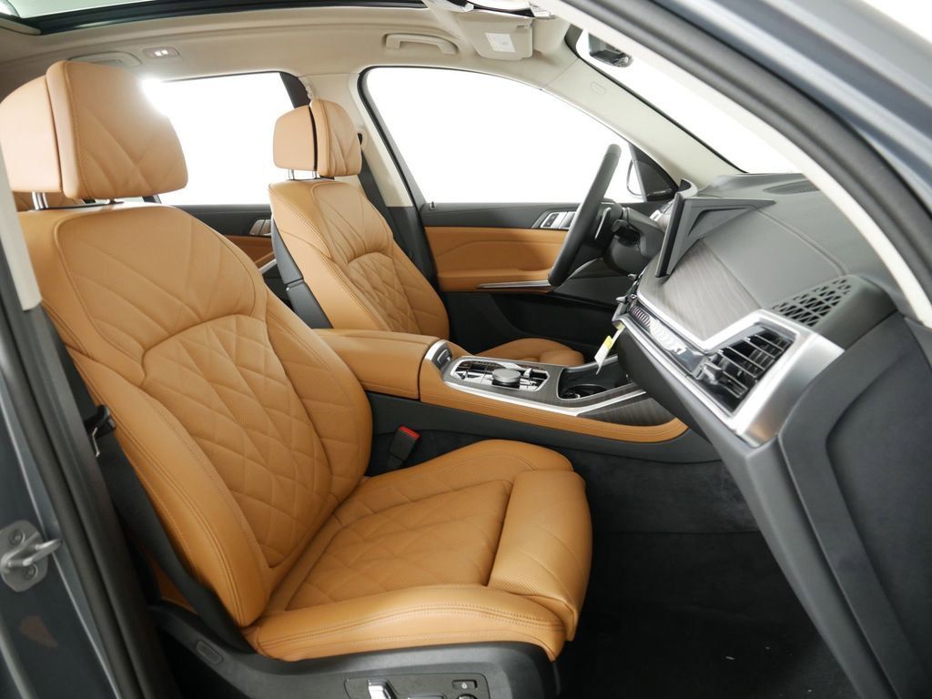 Thumbnail: 2025 BMW X7 - 11