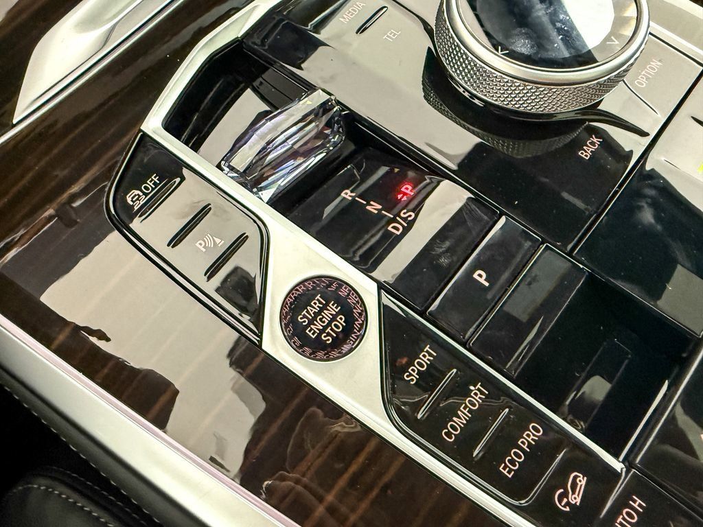 Thumbnail: 2026 BMW X7 - 9