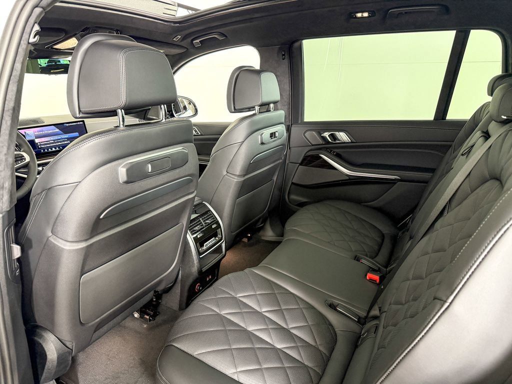 Thumbnail: 2026 BMW X7 - 33