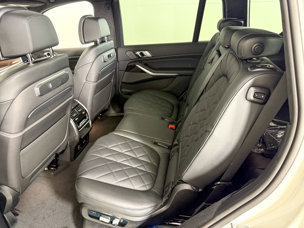 Thumbnail: 2026 BMW X7 - 34
