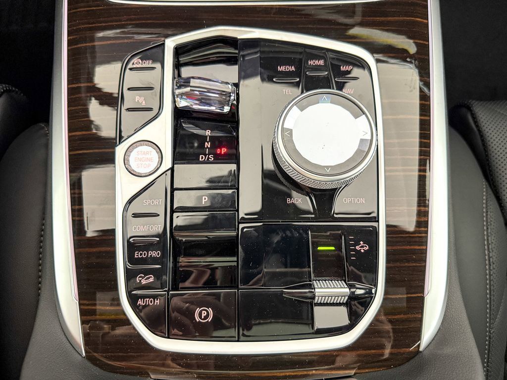 Thumbnail: 2026 BMW X7 - 14