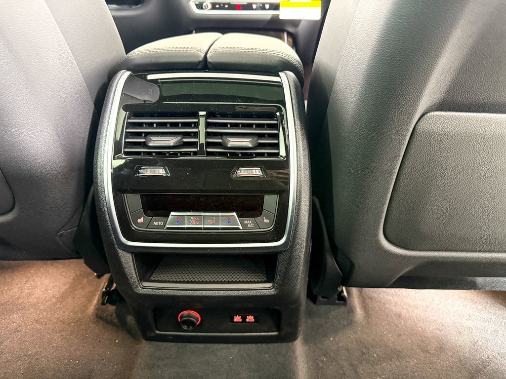 Thumbnail: 2026 BMW X7 - 32