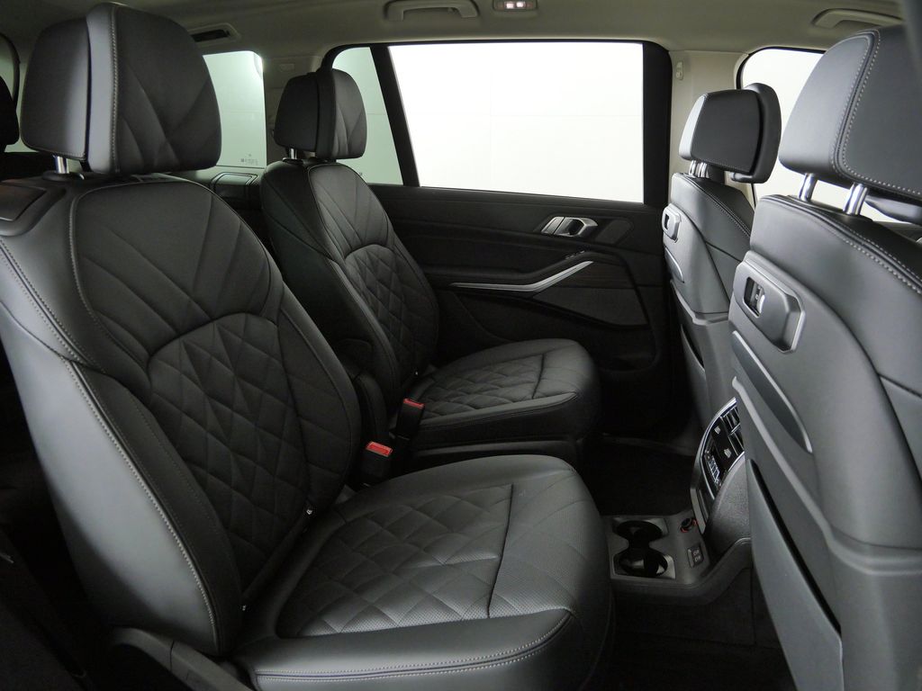 Thumbnail: 2026 BMW X7 - 33