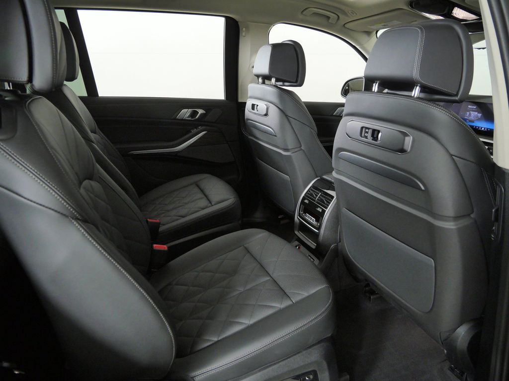Thumbnail: 2026 BMW X7 - 12