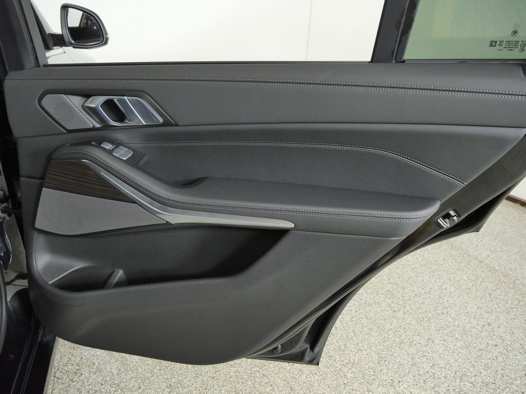 Thumbnail: 2026 BMW X7 - 32