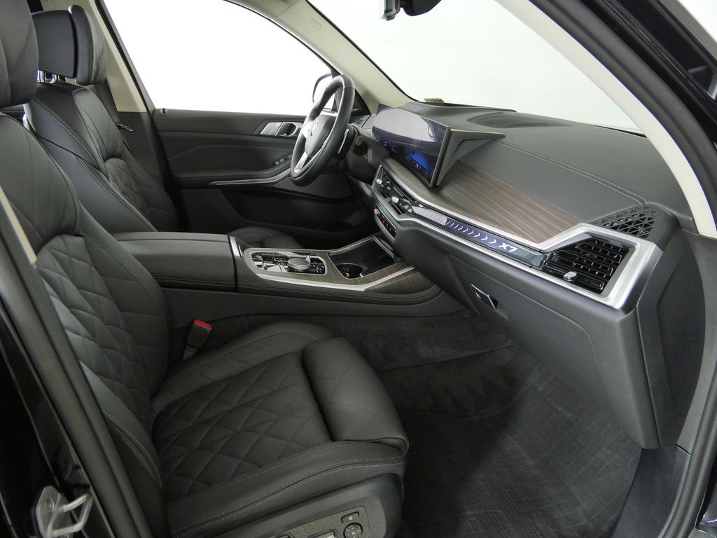 Thumbnail: 2026 BMW X7 - 10