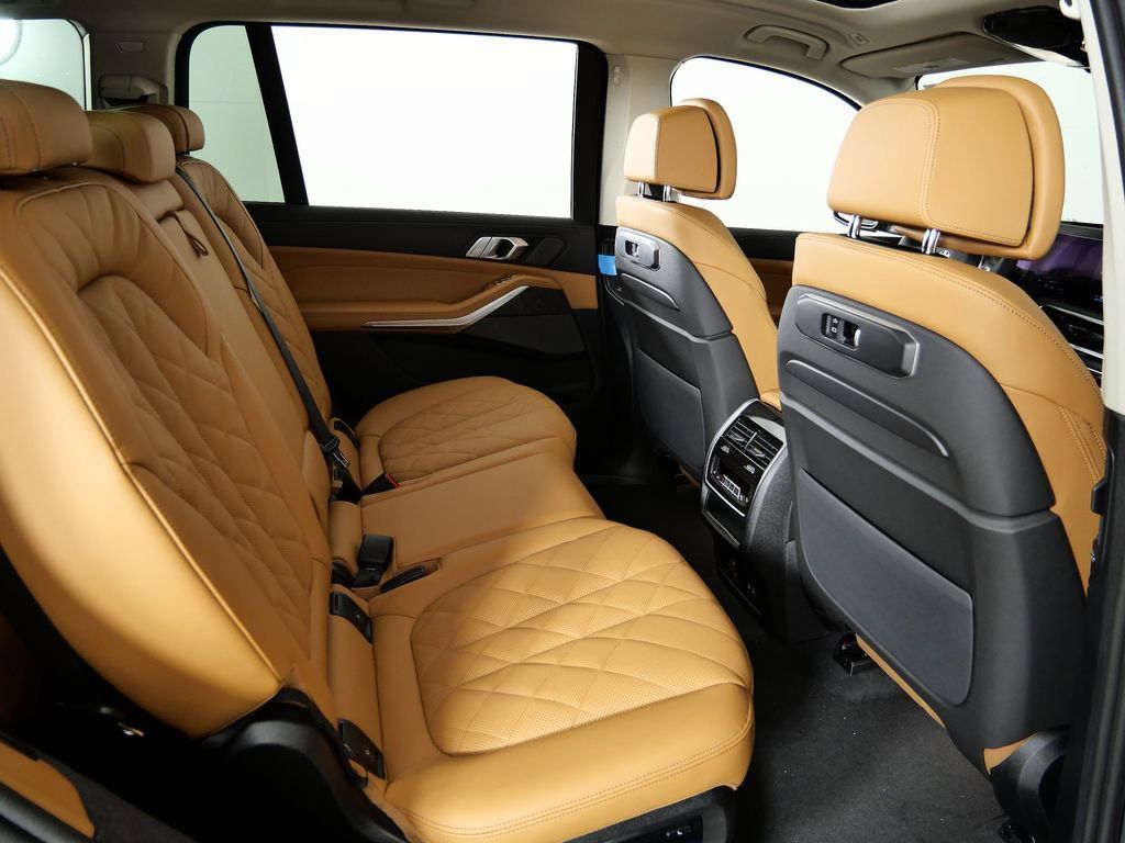 Thumbnail: 2026 BMW X7 - 11