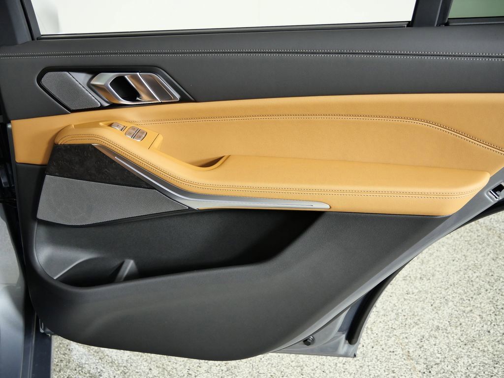 Thumbnail: 2026 BMW X7 - 32