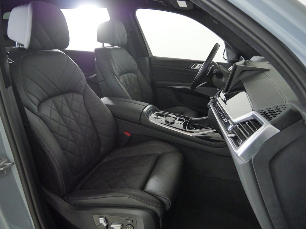 Thumbnail: 2024 BMW X7 - 10